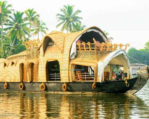 houseboat-ride-at-backwaters-of-Alleppey-Kerala-Tour-Package