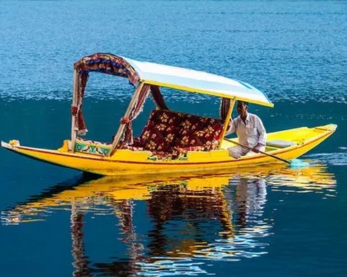 shikara-boat-ride-on-Dal-Lake-Kashmir-tour-packages